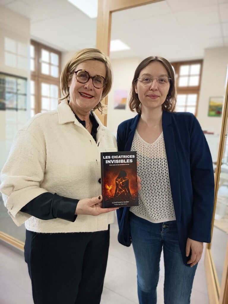 Marie-Agnès POUSSIER-WINSBACK et Constance GUERY posent ensemble pour la sortie du livre "Les cicatrices invisibles"